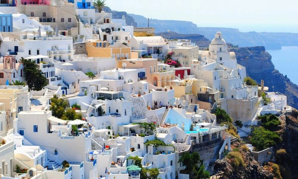 "Φρένο" στις νέες οικοδομές για 1,5 χρόνο σε Μύκονο και Σαντορίνη